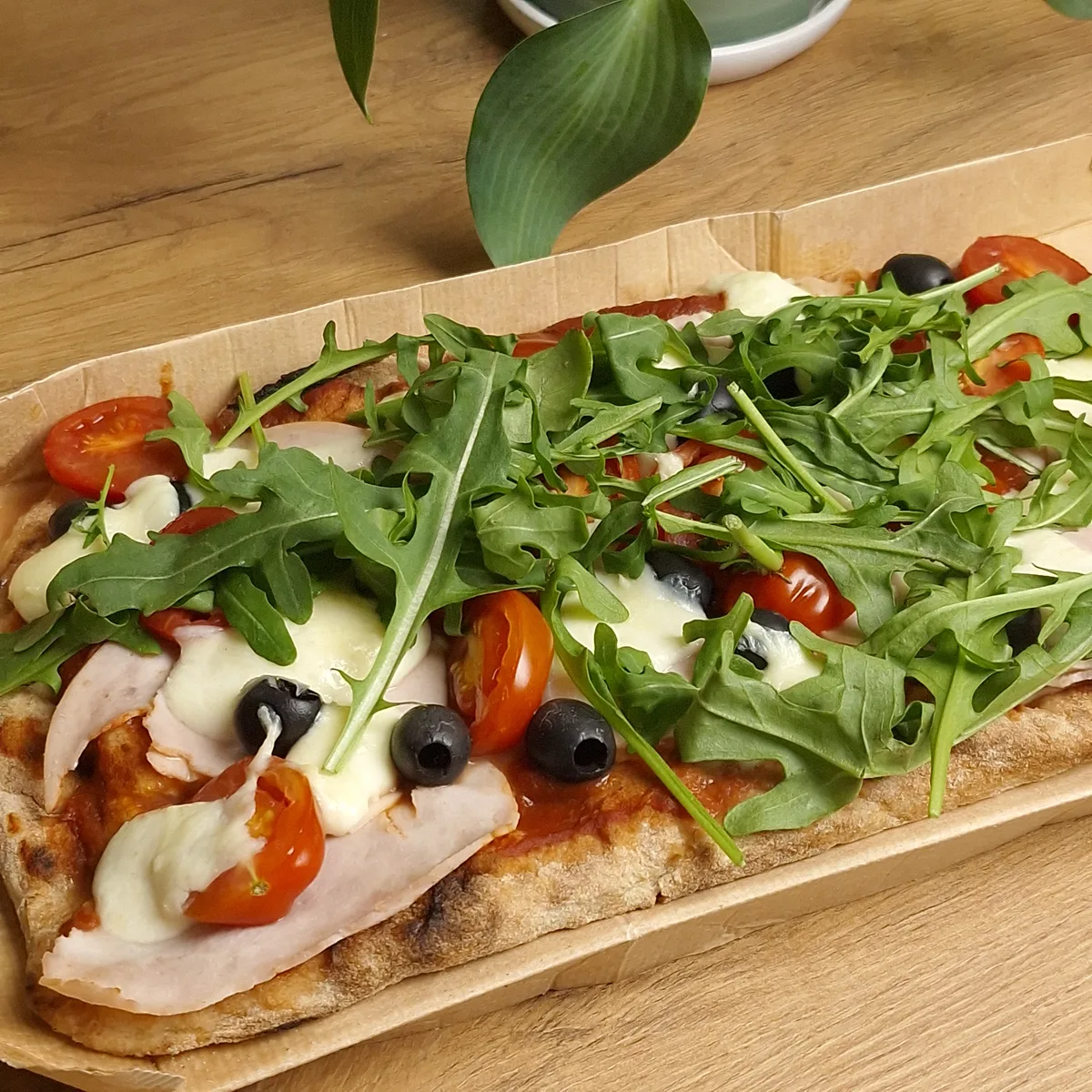 Pizza z szynką, rukolą i pomidorkami – przykładowy posiłek z aplikacji Cebulko